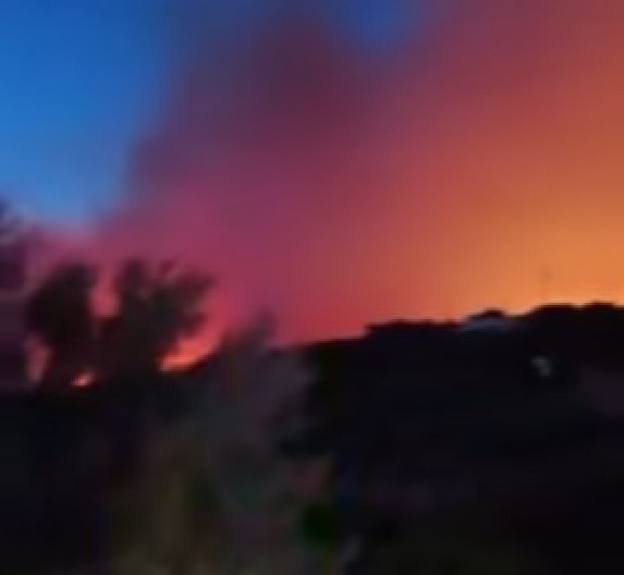 HITNO UPOZORENJE! POŽAR NA KRITU VAN KONTROLE: Turisti napuštaju hotele, opšti HAOS (VIDEO)