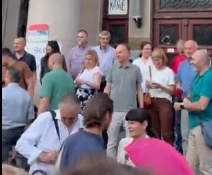 REKTOR MEĐU EKSTREMISTIMA! Vladan Đokić na čelu blokadera ispred Pravnog! (VIDEO)