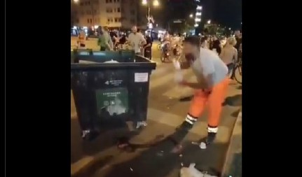 "DOK RADNICI ČISTE, BAGRA SE SMEJE!" Snimak koji sramoti blokadere: Čistili za njima, a oni ih ponižavali! (VIDEO)