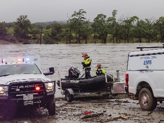 NEZAPAMĆENE POPLAVE U AMERICI, PROGLAŠENO VANREDNO STANJE Tramp šalje hitnu pomoć (FOTO)