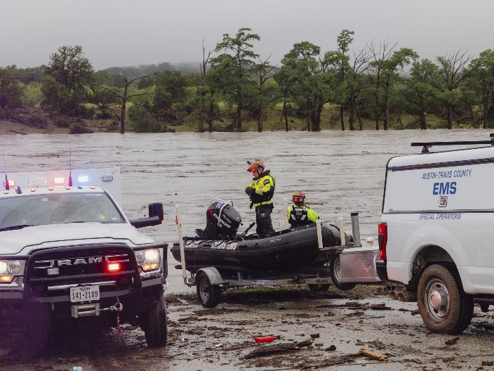 NEZAPAMĆENE POPLAVE U AMERICI, PROGLAŠENO VANREDNO STANJE Tramp šalje hitnu pomoć (FOTO)