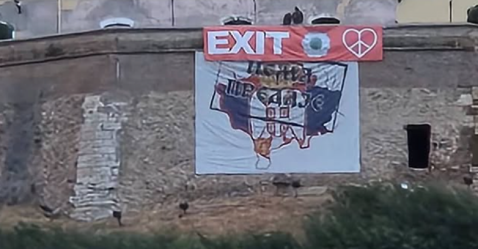 SRAMOTA! BLOKADERI VREĐAJU SRBE: Preko Kosmeta i "Nema predaje" stavili znak Srebrenice! (FOTO)