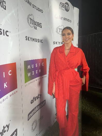 CEO BEOGRAD SINOĆ JE GLEDAO U DŽEJLU ZBOG PEVAČA Ljubav više ne kriju