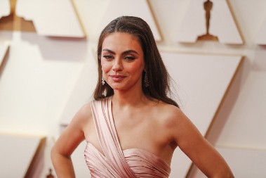 SVETSKA ZVEZDA SE OBUKLA NAJLEŽERNIJE MOGUĆE, OVAKO ISTO SE OBLAČE I DEVOJKE PO KNEZU, AKO NE I BOLJE Sportske patike, lagana majica i šorts