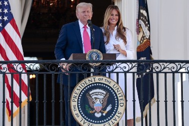 ONI SU CIRKUS ŽIVI Evo kojim nadimkom Donald Tramp zove Melaniju, da l' je ovo blam ili znak ljubavi?