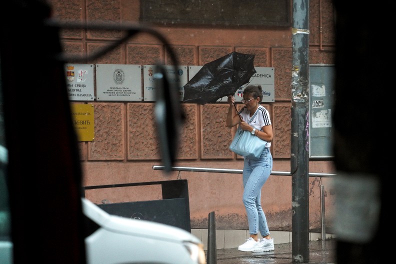 DELOVI BEOGRADA OSTALI BEZ STRUJE ZBOG OLUJE Oglasila se EDS, sve ekipe na terenu