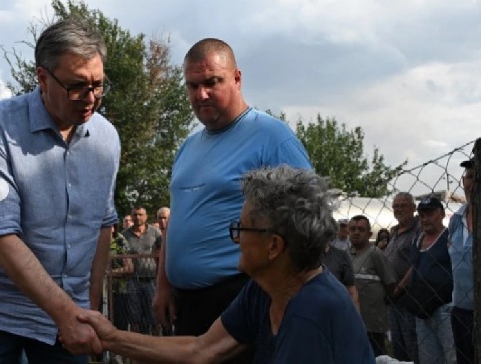 "KADA SMO ZAJEDNO I UJEDINJENI, UVEK MOŽEMO SVE" Moćna poruka Vučića nakon obilaska porodica čije su kuće izgorele u požaru