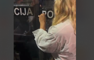 BAHATA BLOKADERKA GASI CIGARETU O POLICIJSKI ŠTIT Ovu sramnu scenu žustro podržao veliki mrzitelj Srbije! (VIDEO)