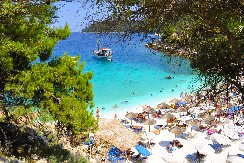 PRELEPO GRČKO OSTRVO KOJE SRBI OBOŽAVAJU IDEALNO JE ZA PORODICE SA DECOM Evo koje plaže su najlepše