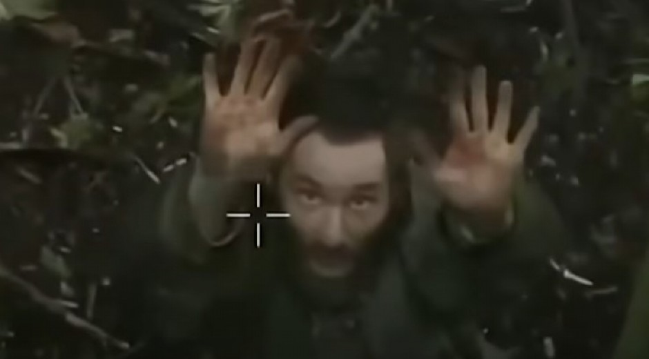 UKRAJINSKI DRON NANIŠANIO RUSA Ranjen, diže ruke, a onda ŠOK! Snimak kruži mrežama! (VIDEO)