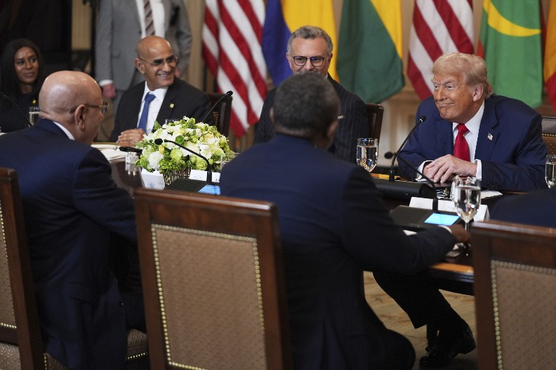 TRAMP SE IZBLAMIRAO KAO NIKADA DO SAD Zbog onoga što je pitao smejali se svi oko njega (VIDEO)