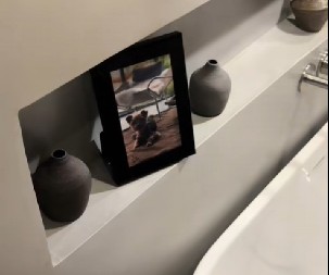 JEZIVO Sledila se kada je ugledala ovo u iznajmljenom smeštaju - odmah je pozvala policiju