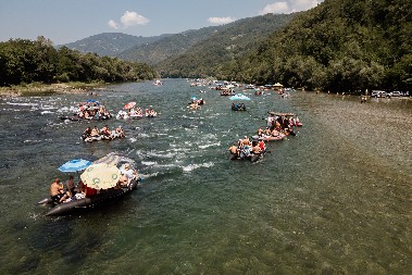 HOROR NA DRINSKOJ REGATI: Mladić pao sa čamca i udavio se pred stotinama ljudi!