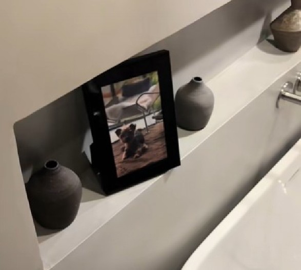 LETOVANJE SE PRETVORILO U NOĆNU MORU Devojka naišla na stravično otkriće u apartmanu, hitno reagovala policija! (VIDEO)