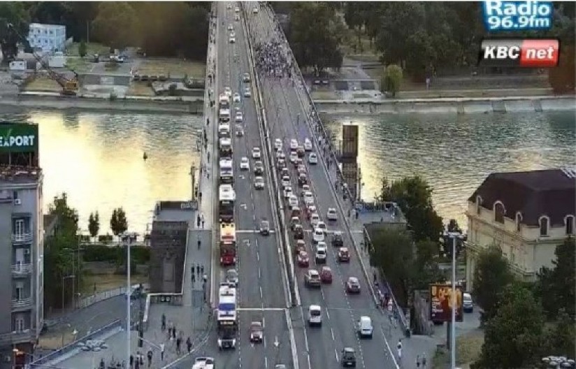 BLOKADERI PONOVO ZAKRČILI BRANKOV MOST! Šaka jada na kratko maltretirala građane, pa odustala