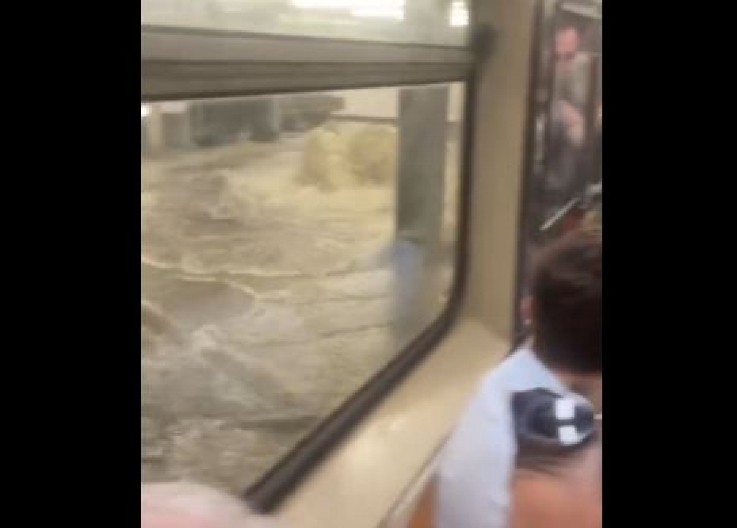 VODA NAVIRE U METRO! Oluje izazvale poplave širom Njujorka, Americi preti katastrofa! (VIDEO)