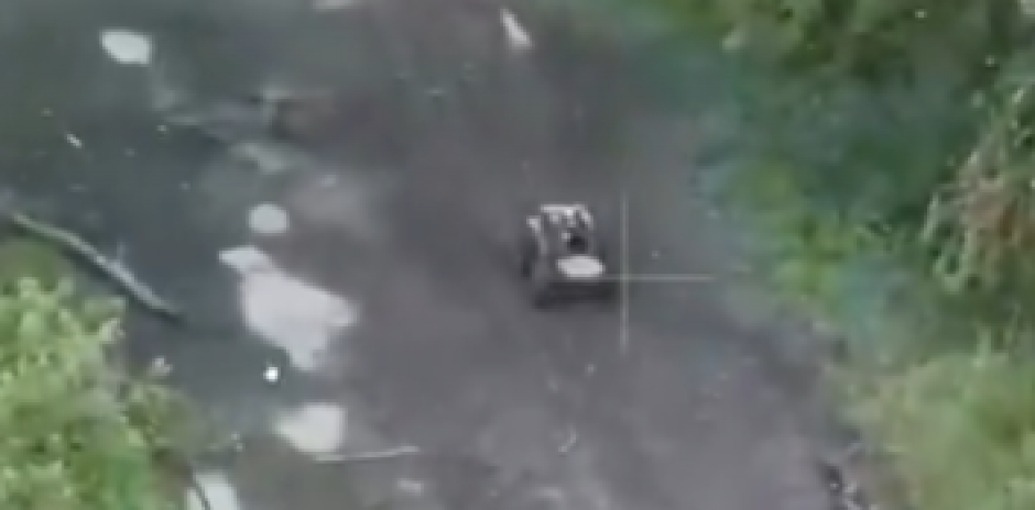 UKRAJINSKI ''LJUT'' KRENUO U LOV NA RUSE: Razara sve što mu se nađe na putu, dron robot zapucao iz teškog mitraljeza! (VIDEO)