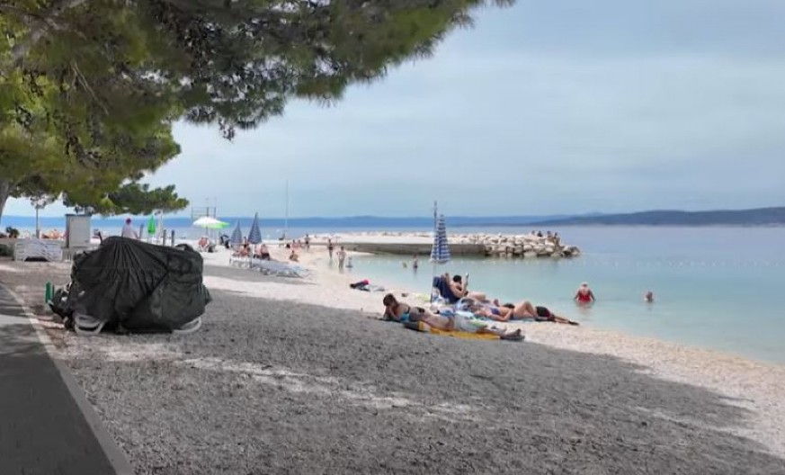 SATIMA TRUNUO MRTAV ISPOD SUNCOBRANA! Horor na plaži u Hrvatskoj! Hitna probala da ga oživi, pa otišla!