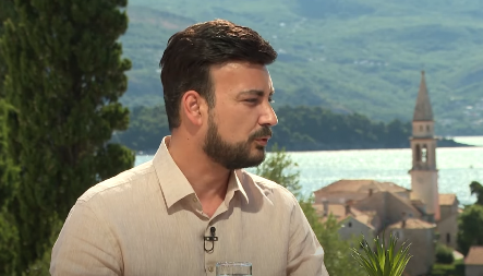 PRETUČEN GRADONAČELNIK BUDVE U BRUTALNOJ SAČEKUŠI: Trojica muškaraca ga pretukla usred bela dana! Policija odmah reagovala