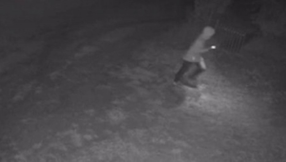 OVAKO SU NAPALI PORODIČNU KUĆU VUČIĆEVIĆA: U gluvo doba noći, blokaderi zgubidani s kapuljačom na glavi pokušali da razvale vrata (VIDEO)