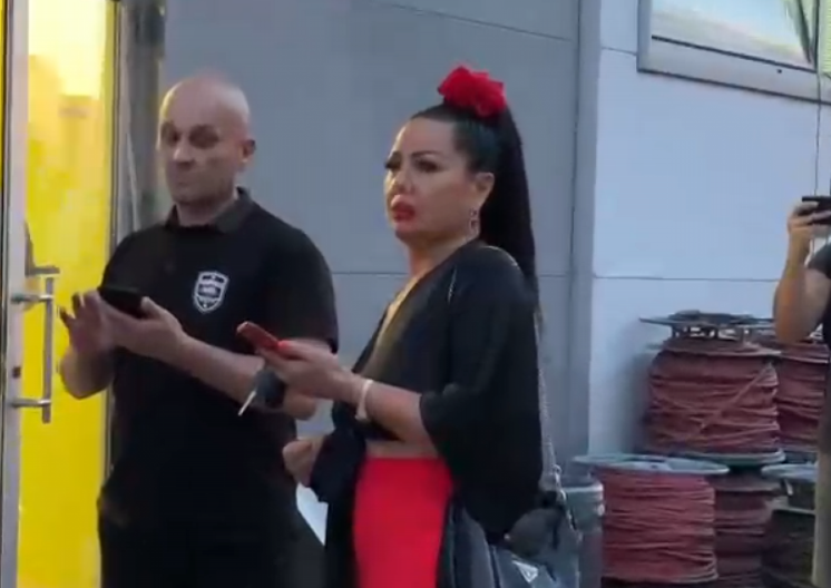 ZLATA PETROVIĆ STIGLA NA FINALE ELITE 8! U svečanoj haljini podržava sina Jovana Pejića: "Crveno, nek sluti na radost!"