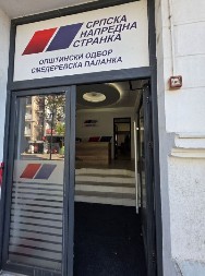 JEZIVO NASILJE TERORISTA Zgubidani blokaderi kamenovali prostorije SNS u Smederevskoj Palanci