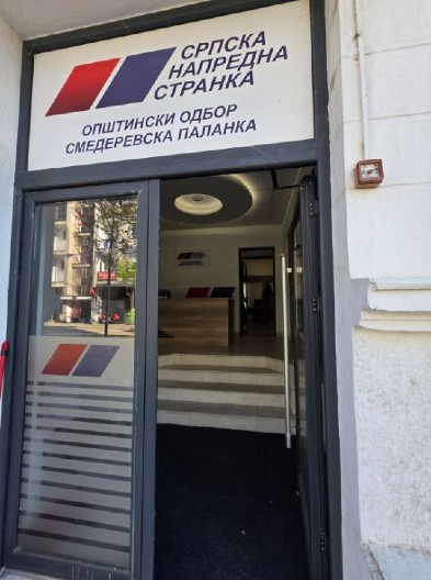JEZIVO NASILJE TERORISTA Zgubidani blokaderi kamenovali prostorije SNS u Smederevskoj Palanci