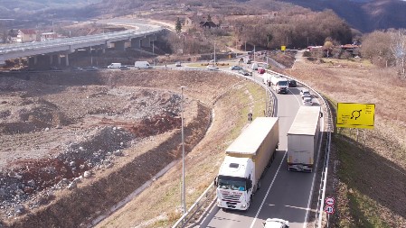 VAŽNO ZA VOZAČE, OBUSTAVLJA SE SAOBRAĆAJ NA OVOJ DEONICI Automobili na dva granična prelaza čekaju 45 minuta