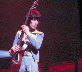 SKANDAL U ČUVENOM MUZEJU U NJUJORKU Bivši član Roling Stounsa tvrdi da se njegova  ukradena gitara nalazi u  Metropolitenu