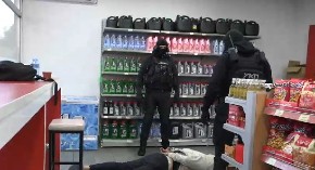 MALOLETNICI UHVAĆENI NA DELU Ukrali 45 kilograma kafe iz tržnog centra