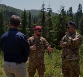 "NEPRISTRASNA POSVEĆENOST" Kfor postavlja znakove pored adminstrativne linije (VIDEO)