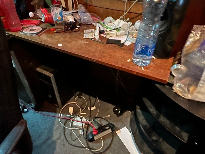 ODAVDE BI I SVINJE POBEGLE! Pogledajte šta su blokaderi uradili od SKC! Smrad se širi hodnicima!