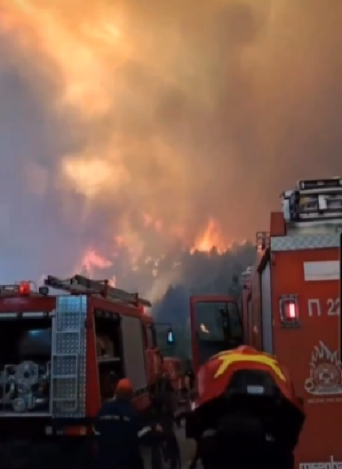 POŽAR U GRČKOJ I DALJE DIVLJA! Evakuisana naselja, dve osobe iza rešetaka, stiglo upozorenje vlasti! (VIDEO)