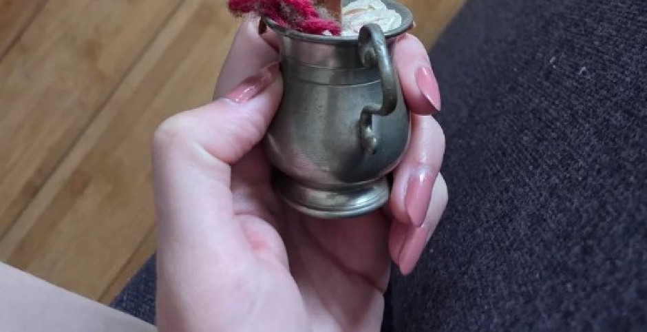 SRPKINJA SE USELILA U STAN, I NAIŠLA NA JEZIVO OTKRIĆE Kada je videla skrivene predmete iza televizora, umalo se onesvestila od šoka! (FOTO)