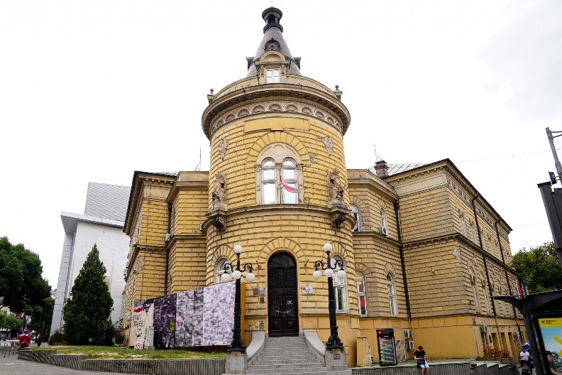 SRPSKI HRAM KULTURE PRETVOREN U RUŠEVINU! Blokaderi ostavili svinjac u SKC-u! (FOTO)