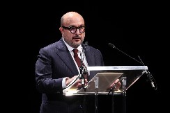 LJUBAVNICA MU JE NIJE DAVALA DA ZATVARA VRATA OD TOALETA, IMAO JE MODRICE Skandal italijanskog ministra koji je potresao celu zemlju