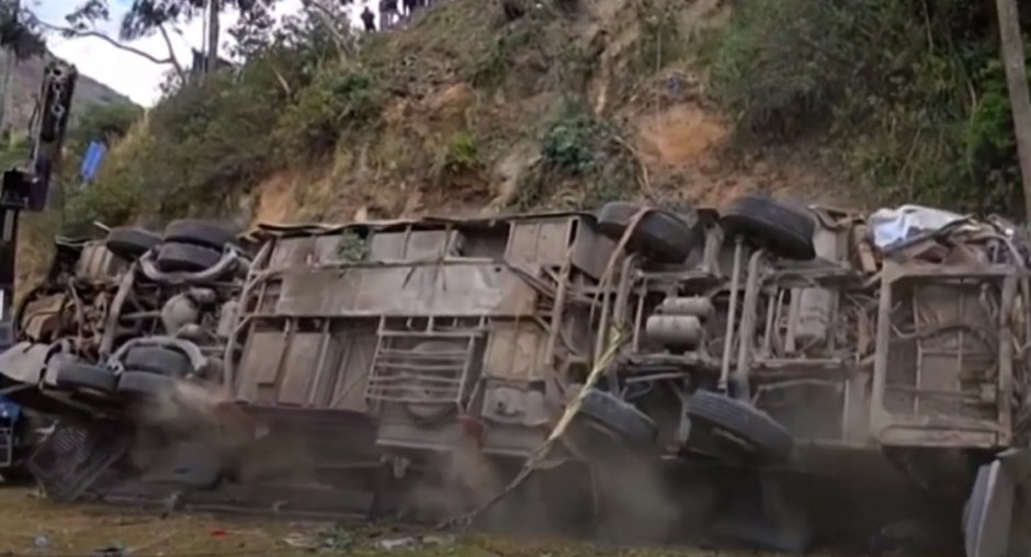 NAJMANJE 15 MRTVIH U STRAVIČNOJ NESREĆI Autobus se survao u provaliju, JEZIVE scene sa lica mesta (VIDEO)