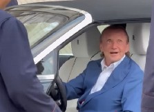 "DA LI JE OVO LJUBAV ILI TRGOVINA?" Snimak bogataša i mlade devojke izazvao haos na mrežama – reakcija prolaznica sve objašnjava! (VIDEO)