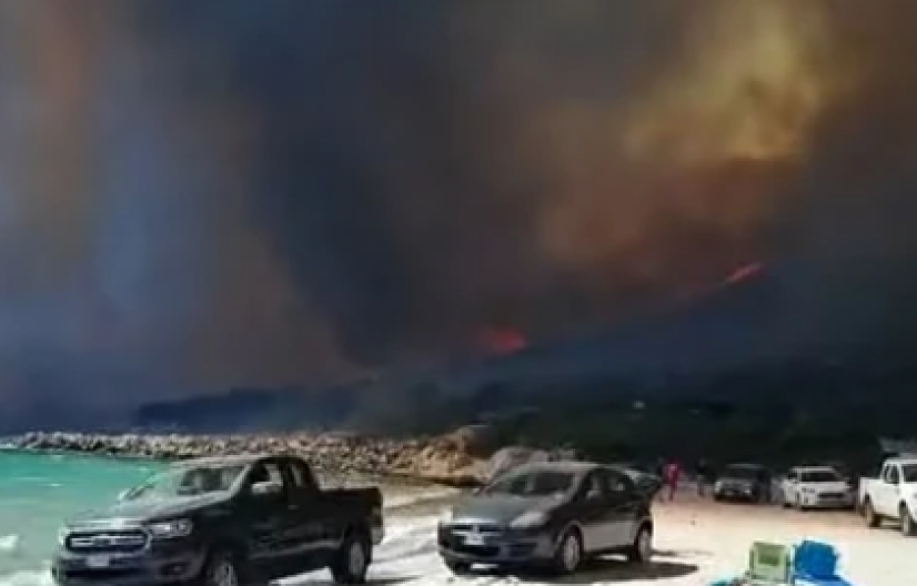 VATRA GUTA SVE, 26 POŽARA DIVLJA PO OSTRVU! Ljudi beže sa plaža da spasu živu glavu (VIDEO)
