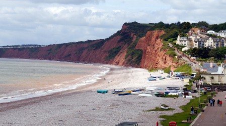 NA POPULARNOJ PLAŽI STENE SU SE U SEKUNDI OBRUŠILE Ljudi su za dlaku izbegli katastrofu - kamera je snimila jezivu scenu