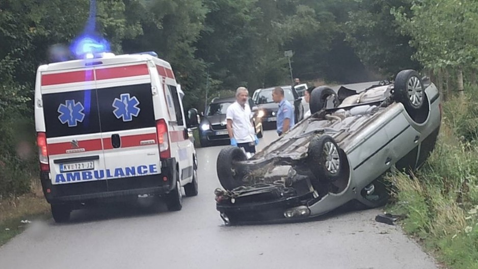 AUTOMOBIL SLETEO SA PUTA I PREVRNUO SE NA KROV Vozač teško povređen u nezgodi kod Kraljeva (FOTO)
