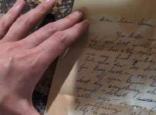 ZASTRAŠUJUĆE OTKRIĆE U PODRUMU Renovirala kuću, pa pronašla preteća pisma, sadržaj ledi krv u žilama! (VIDEO)