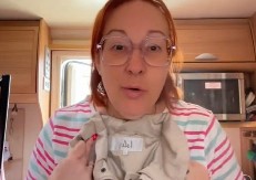 KUPILA POLOVNU JAKNU ZA SIĆU, A ONDA JE DOŽIVELA ŠOK Zavukla ruku u džep i prebledela, nije mogla da veruje ŠTA JE NAŠLA! (VIDEO)