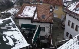 IMA MILIONE, A ŽIVI U SKROMNOJ KUĆI! Niko ne veruje da je ovo dom jednog od najpoznatijih pevača sa naših prostora!