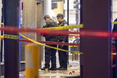 AUTOMOBIL UDARIO U LOSA, VOZAČ STRADAO, POVREĐENA PUTNICA Haos u Americi