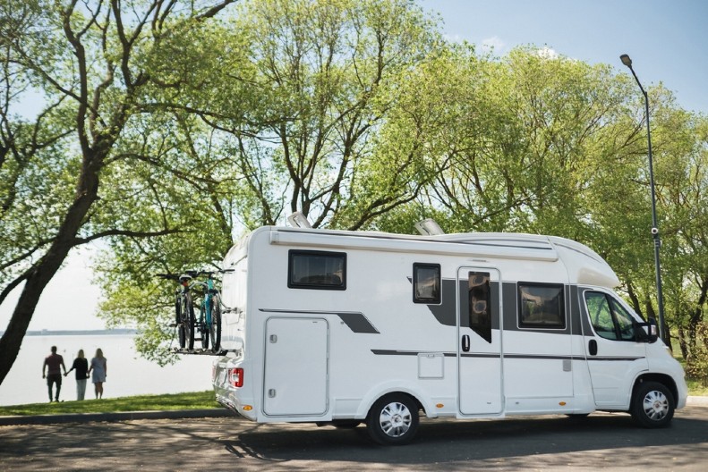 PAR NAPRAVIO ROMANTIČNU KUĆU IZ SNOVA OD ZAPUŠTENOG KAMPERA Ljudi na mrežama oduševljeni - "Kako ste to uspeli za samo 1000 evra?'"