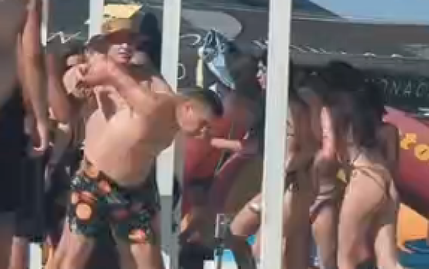 IZBILA MASOVNA ŽENSKA TUČA ZBOG RUSKIH PESAMA Neverovatan snimak zapalio mreže (VIDEO)