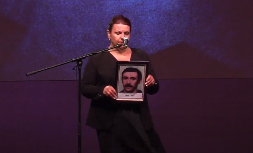 STOJANKA JE NA BINU IZAŠLA SA SLIKOM UBIJENOG OCA Zbog nje plače cela Srbija: Sa majkom sam došla u koloni bežeći od Oluje, a baka i deka...