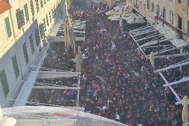 U SINJU VEĆ SVE KRCATO! Na ustaško slavlje stiže stotine hiljada Hrvata, mlade Hrvatice nabile crne beretke!