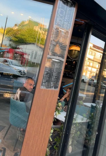 VUK MOB IMA NOVU DEVOJKU? Na Instagramu ljubi crnku, a evo sa kim smo uhvatili repera u centru Beograda